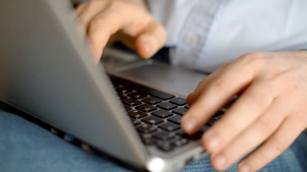 Hombre usando el ordenador portátil PC . — Vídeo de stock