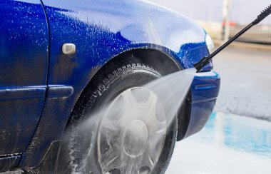 Mavi araba kullanarak yüksek basınçlı su püskürtme yıkama.