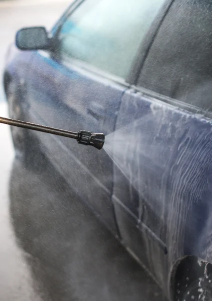 Modré auto wash pomocí vysokotlakého proudu vody. — Stock fotografie