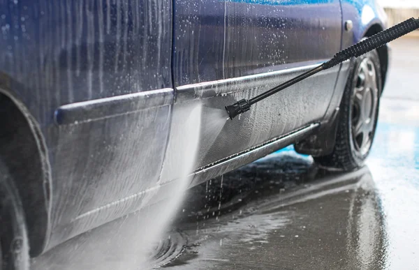 Blauwe auto wassen met behulp van hoge druk waterstraal. — Stockfoto