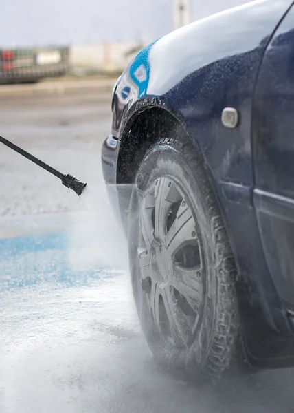 Modré auto wash pomocí vysokotlakého proudu vody. — Stock fotografie