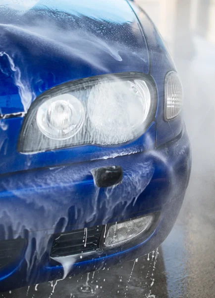 Modré auto wash pomocí vysokotlakého proudu vody. — Stock fotografie