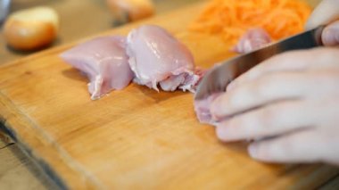 Erkek el kesme çiğ tavuk bıçak ile.