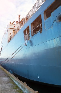 Mavi gemi limana demirleyen.