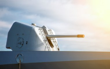 Mavi gökyüzü üzerinde deniz gemide silah.