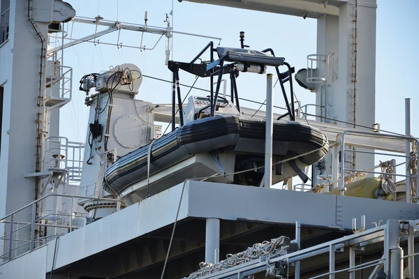 Bateau amphibie gonflable sur navire de guerre . — Photo