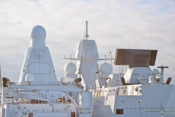 Twee witte oorlogsschepen met radar en andere communicatie. — Stockfoto