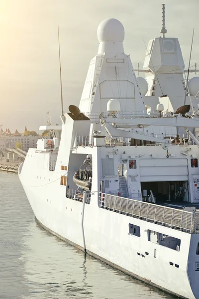 Afgemeerd witte Marine schip met radar. — Stockfoto