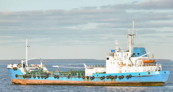 Gamla produkter oljetankfartyg i havet. — Stockfoto