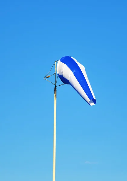 Calza a vento blu sullo sfondo del cielo . — Foto Stock