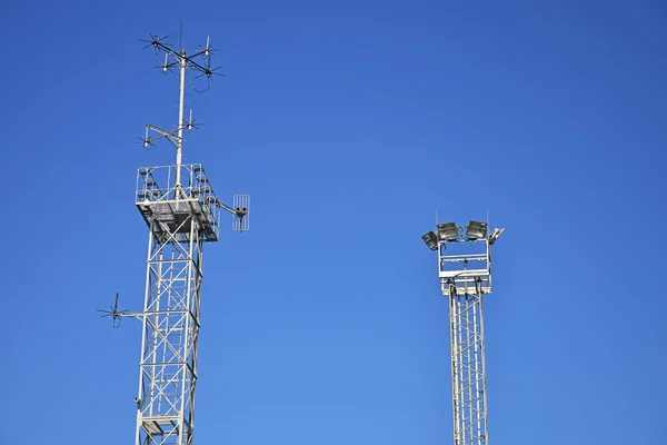 Torre di telecomunicazione con antenne sopra il cielo blu . — Foto Stock