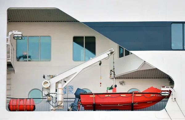 Oranje reddingsboot op het dek van veerboot. — Stockfoto
