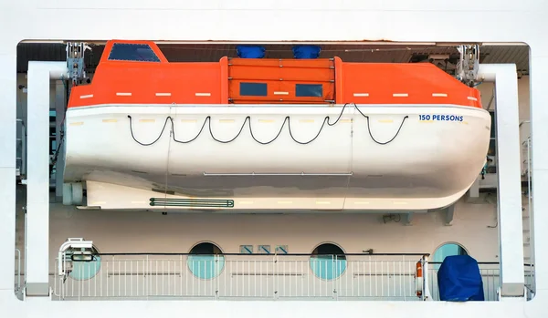Orangefarbenes Rettungsboot auf dem Deck der Fähre. — Stockfoto