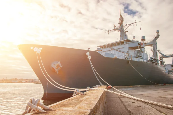 Marine ondersteunende schip gedokt aan de haven. — Stockfoto