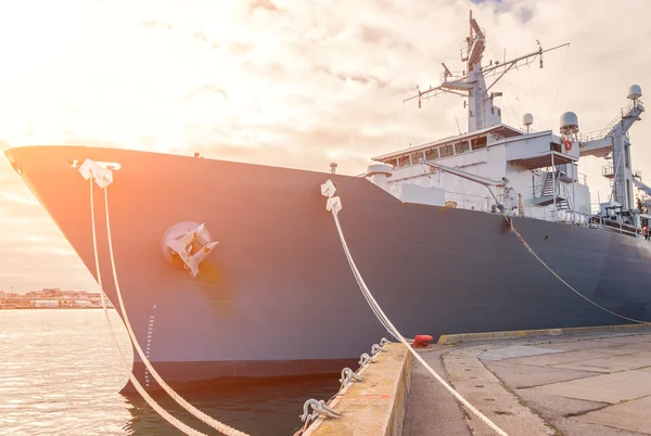 Buque auxiliar naval atracado en el puerto . — Foto de Stock