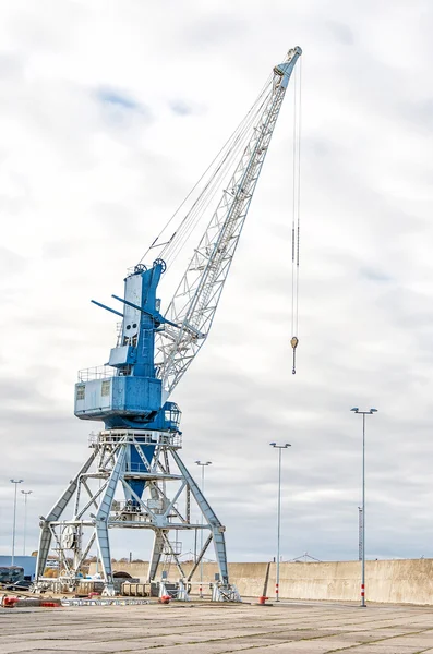 Hafenkran auf Schienen im Hafen. — Stockfoto