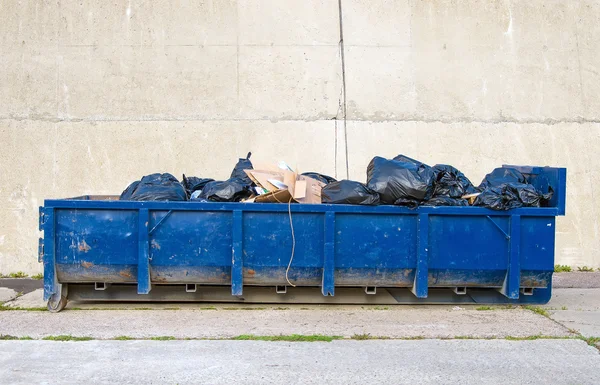 Modré odpadky kontejner na silnici. — Stock fotografie