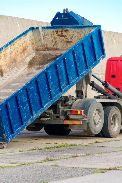Çıkarılabilir bir konteyner ile kırmızı kamyon. — Stok fotoğraf
