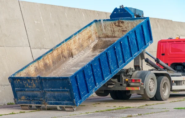 Rode vrachtwagen met een verwijderbare container. — Stockfoto