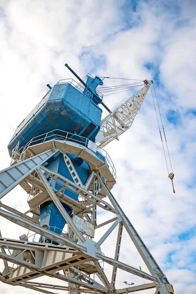 Harbor kran på räls. Perspektivvy. — Stockfoto