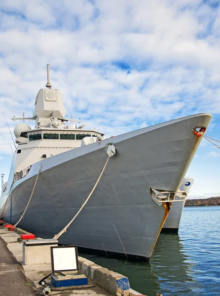 Vista da vicino delle navi da guerra con cannoni . — Foto Stock