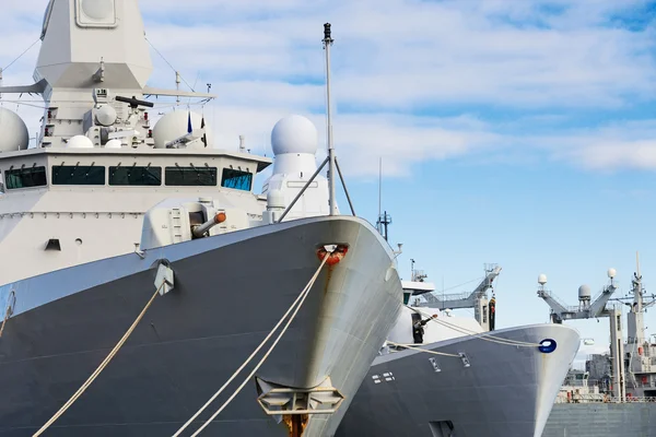 Close-up view of naval ships with guns. — Stock Photo, Image