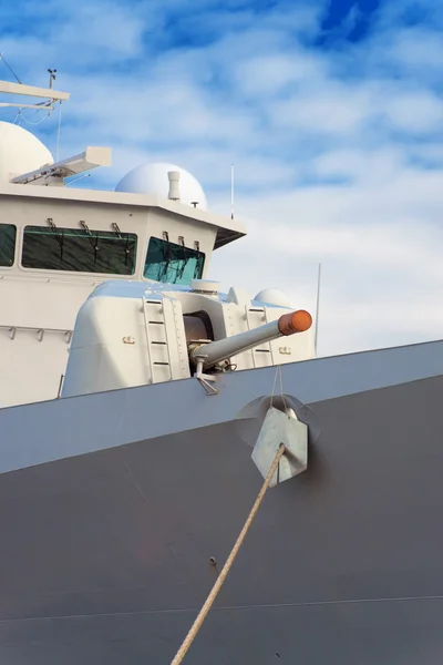 Боевой корабль с радаром и пушкой . — стоковое фото