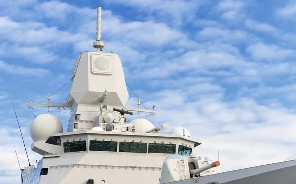 Slag bij schip met radar en gun. — Stockfoto