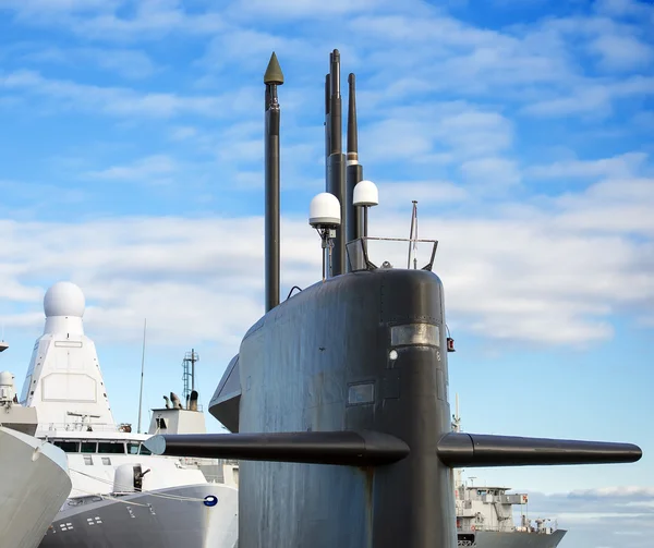 Flota naval. Submarinos y buques de guerra con armas . — Foto de Stock