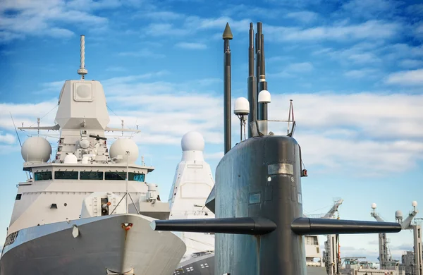 Flota naval. Submarinos y buques de guerra con armas . — Foto de Stock