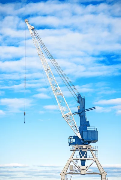 Harbor kran på skenor i hamn. — Stockfoto