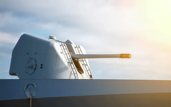 Gun on naval ship over blue sky. — Stock Photo, Image