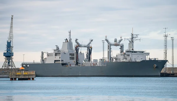 Navio auxiliar naval no porto . — Fotografia de Stock