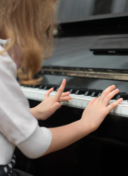 Criança aprende a tocar piano . — Fotografia de Stock