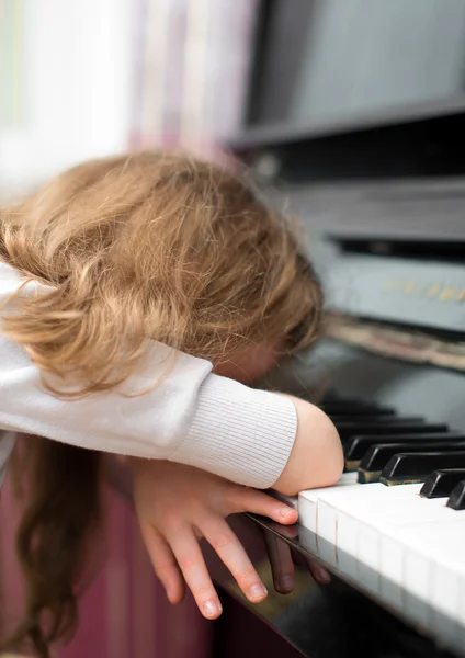 Kind moe van het leren van de piano. — Stockfoto