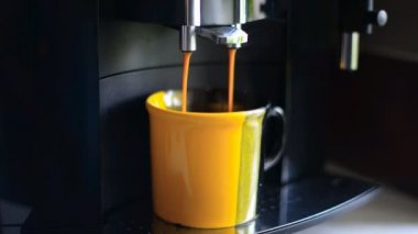 kahve makinesi kahve yapıyor..