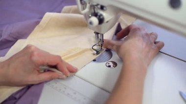 Profesyonel dikiş makinesi dikiş eller.