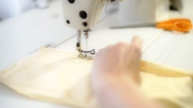 Profesyonel dikiş makinesi dikiş eller.