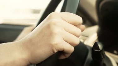 Direksiyon simidi üzerinde el. Çok hızlı sürüş.