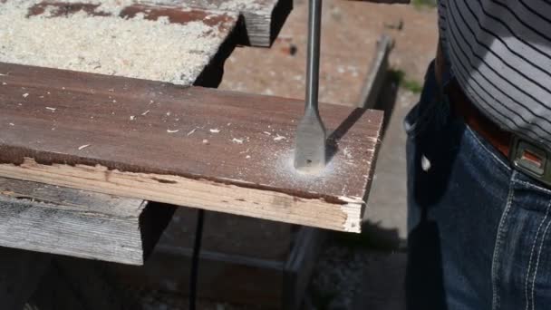 Werknemer boren hout met hand boren. — Stockvideo