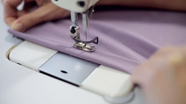 Female hands sewing on professional sewing machine. — Stock Video