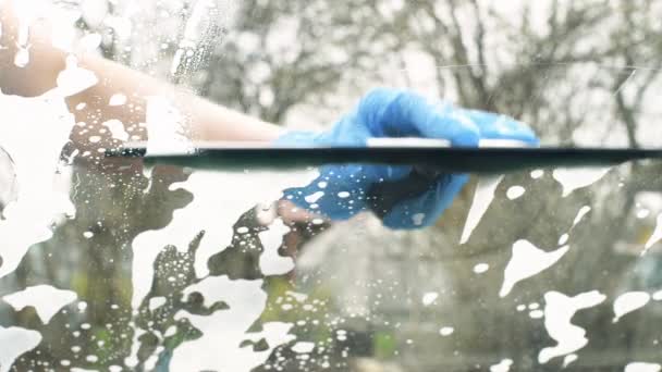 Donna pulizia finestrino auto . — Video Stock