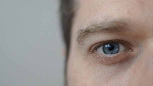 Primer plano del ojo de hombre azul. Lugar para la publicidad . — Vídeos de Stock