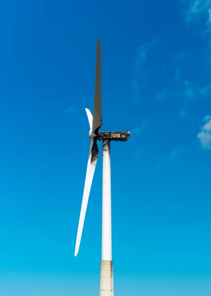 View of Burned wind turbine over blue sky. — Stock Photo, Image