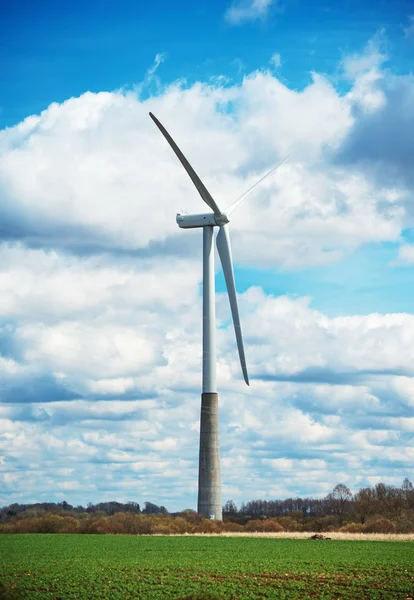 Pohled na větrné turbíny nad modrá obloha. — Stock fotografie