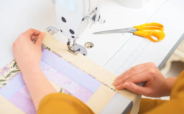 Woman's hands working on sewing machine. — Stock Photo, Image