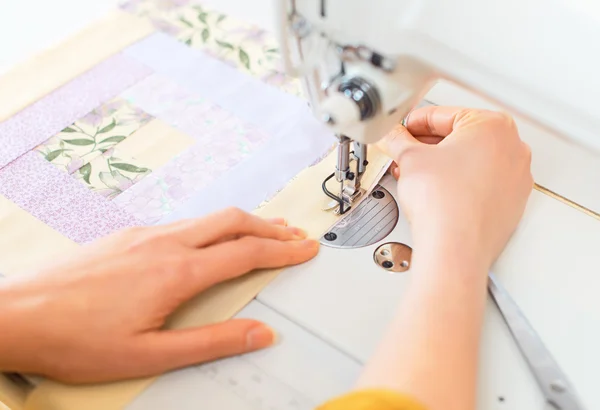 Woman's hands working on sewing machine. — Stock Photo, Image