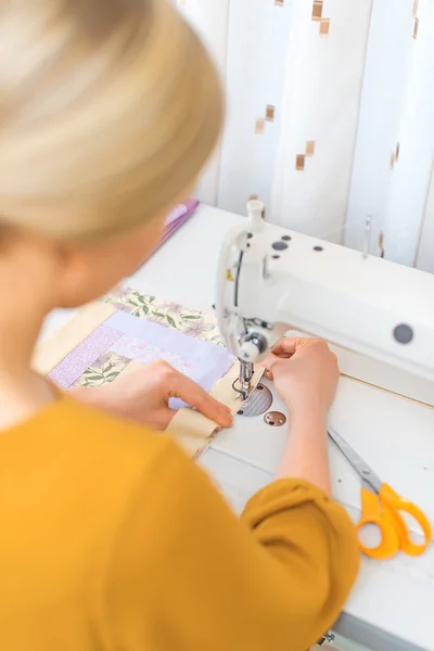 Vrouw die werkt op naaimachine in de fabriek. — Stockfoto