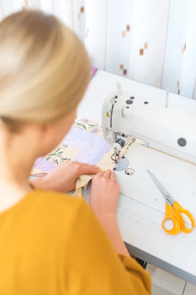 Frau arbeitet in der Fabrik an Nähmaschine. — Stockfoto