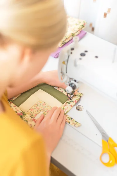 Frau arbeitet in der Fabrik an Nähmaschine. — Stockfoto